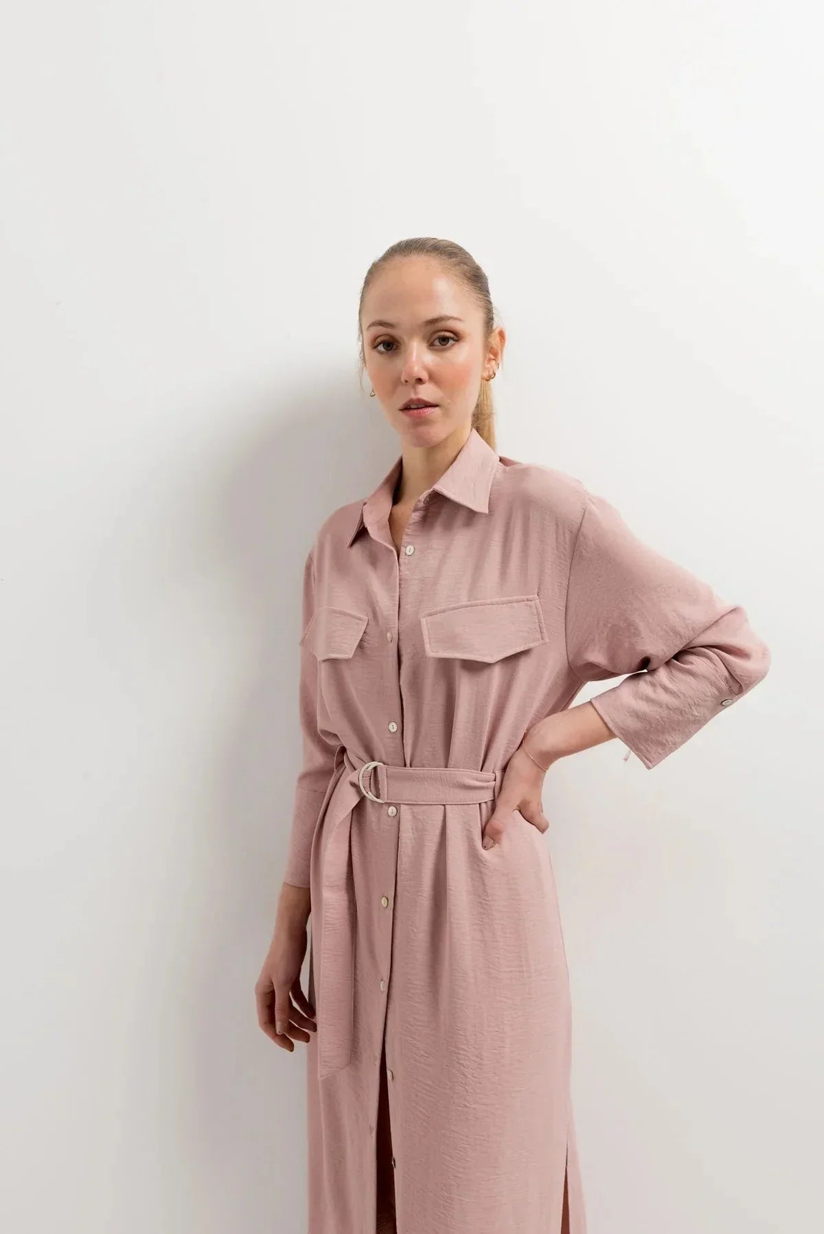 Robe chemise longue rose pâle avec manches longues, col, poches et ceinture élégante