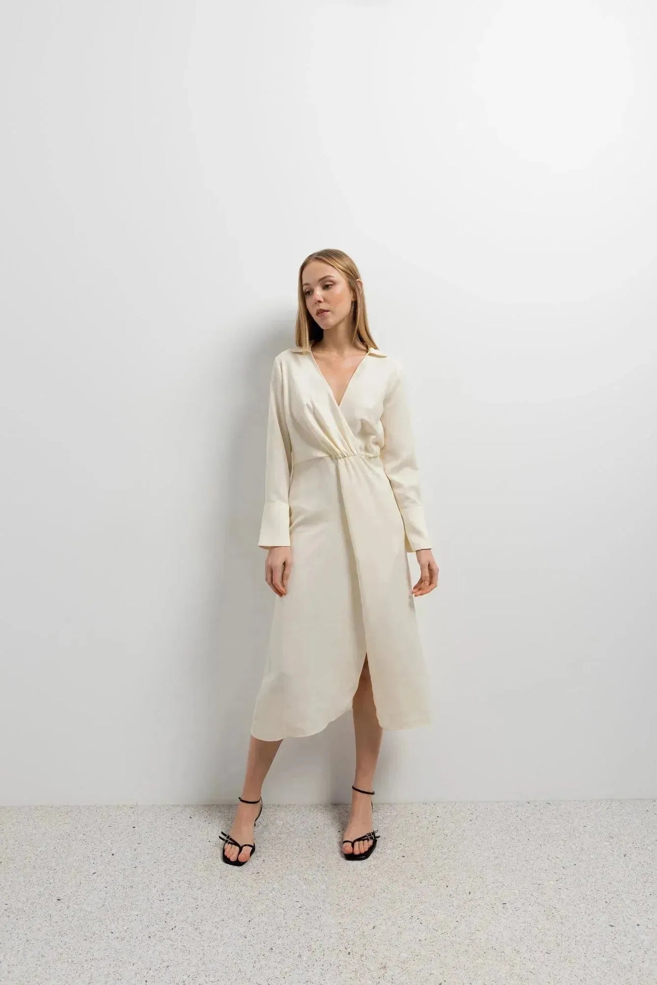 Robe chemise en satin longue à manches longues, coupe portefeuille, ceinture cintrée