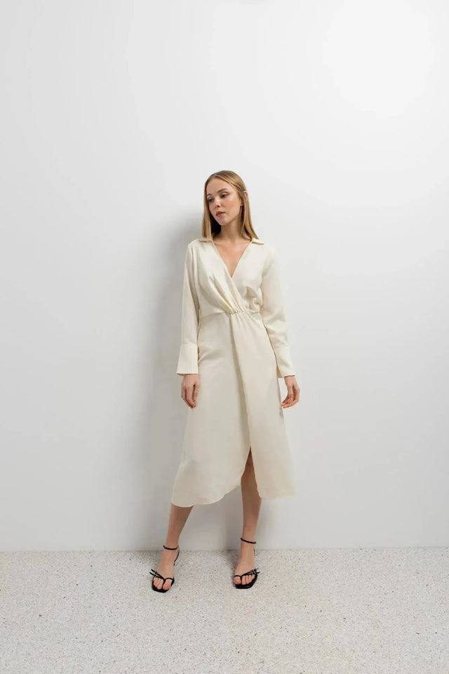 Robe chemise en satin longue à manches longues, coupe portefeuille, ceinture cintrée