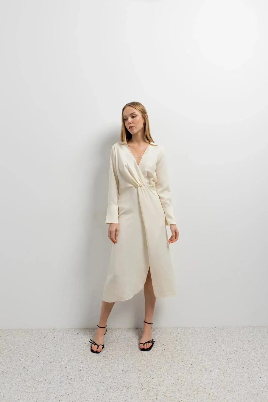 Robe chemise en satin longue à manches longues, coupe portefeuille, ceinture cintrée
