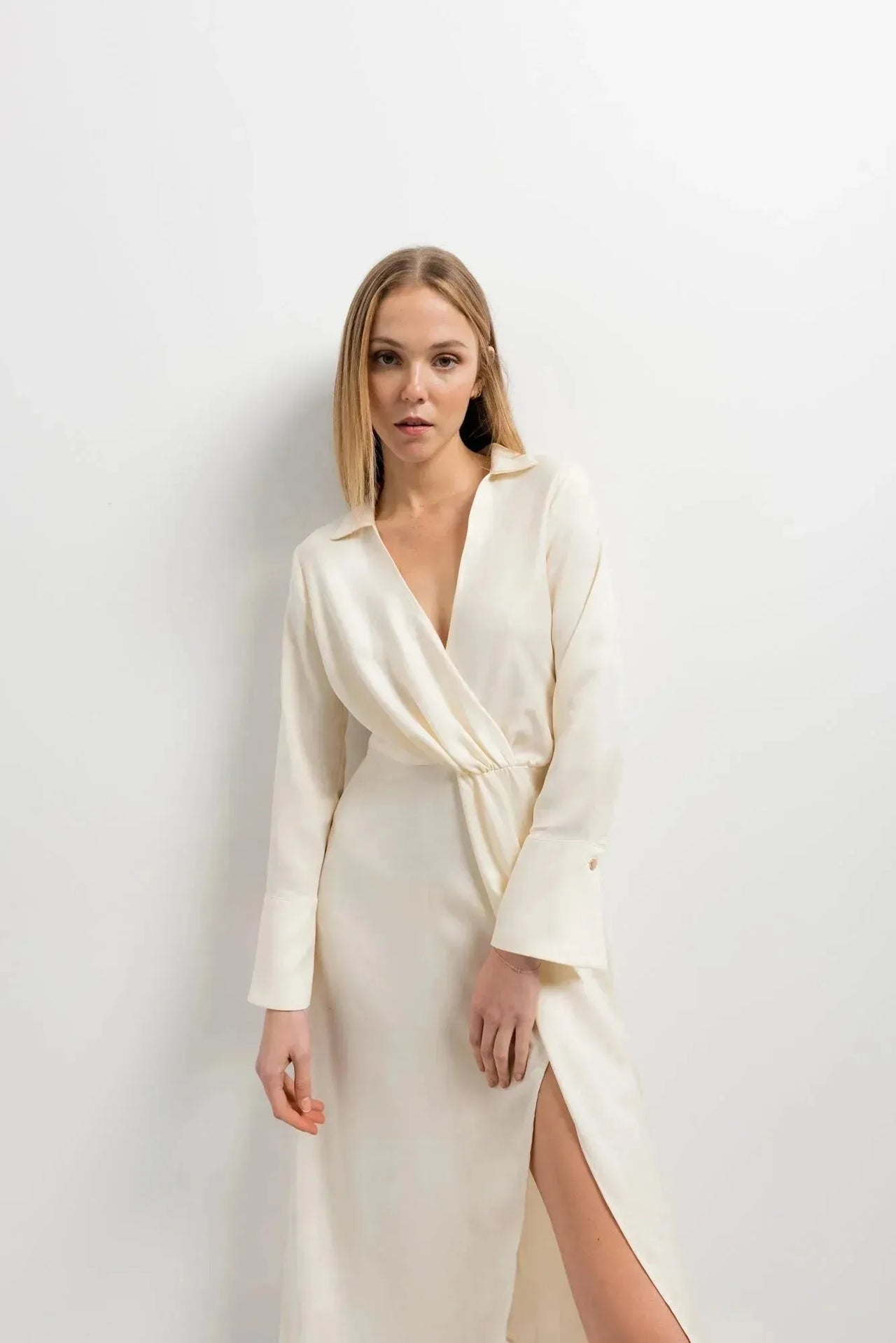 Robe chemise en satin longue à manches longues, crème, décolleté en V et fente haute