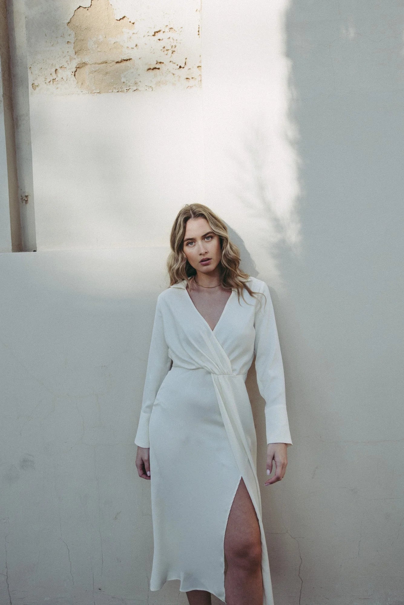 Robe chemise en satin blanche à manches longues, V neckline et fente haute