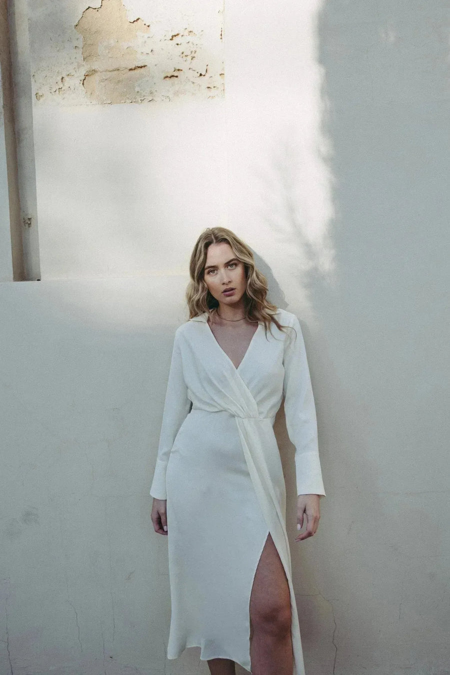Robe chemise en satin blanche à manches longues, V neckline et fente haute