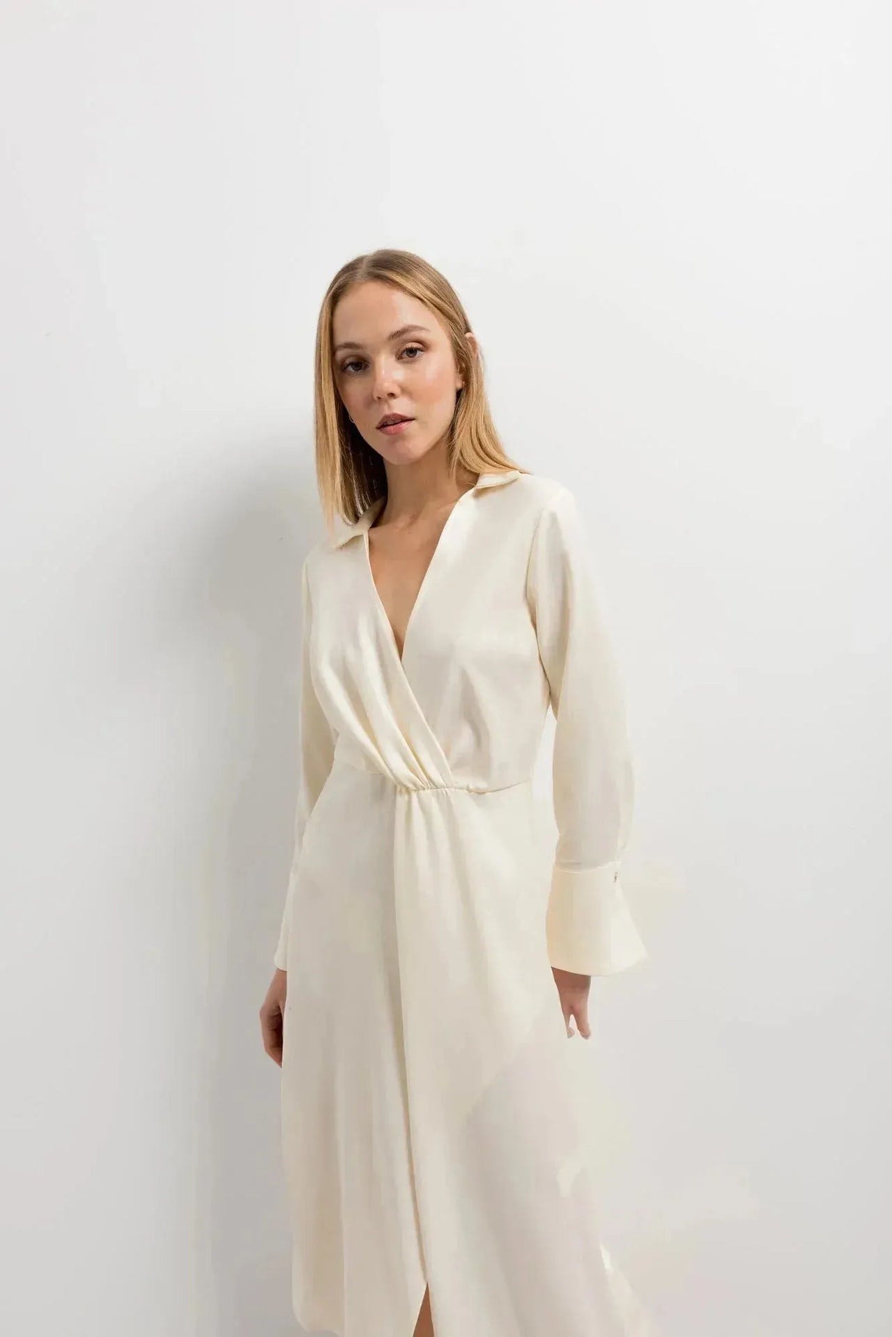 Robe chemise en satin crème avec V-neck, manches longues et taille drapée
