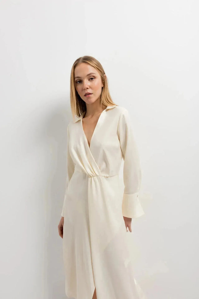 Robe chemise en satin crème avec V-neck, manches longues et taille drapée