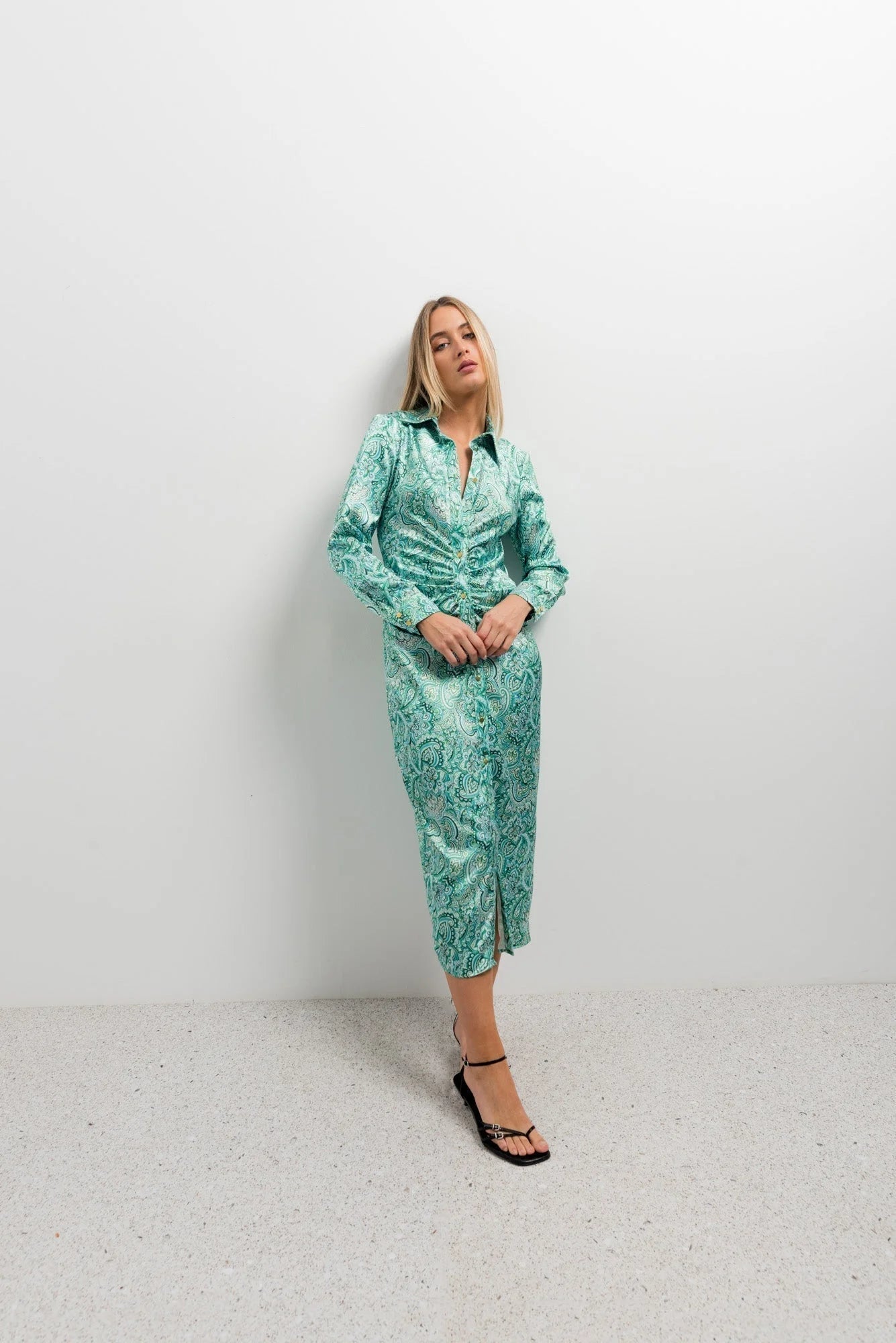 Robe chemise verte midi à imprimé cachemire, femme portant chemise verte élégante