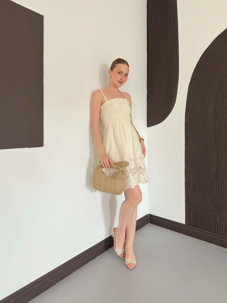 robe courte ecrue brodee ourlet festonne image 2