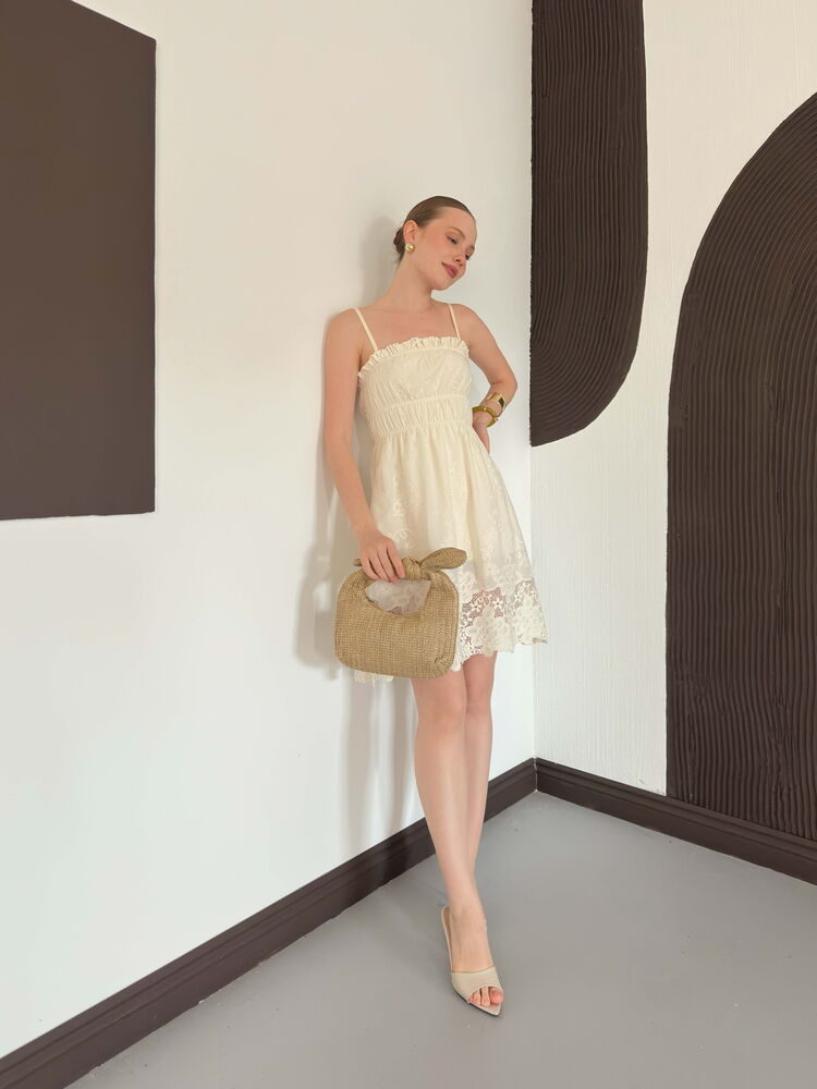robe courte ecrue brodee ourlet festonne image 3