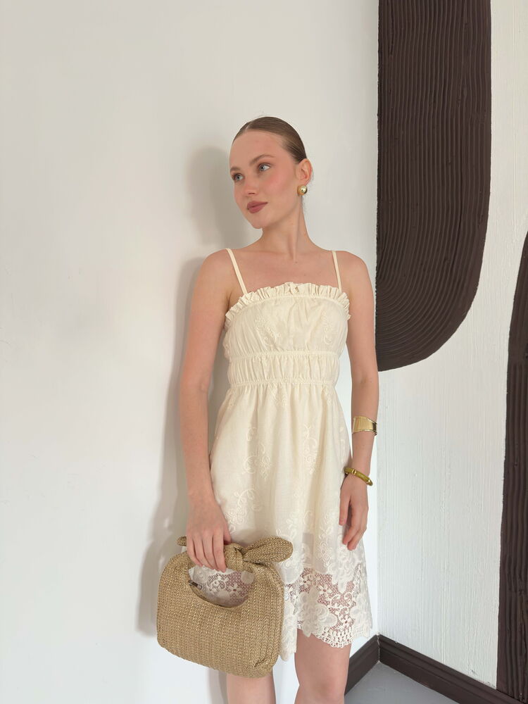 robe courte ecrue brodee ourlet festonne image 4