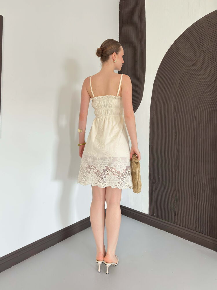 robe courte ecrue brodee ourlet festonne image 5