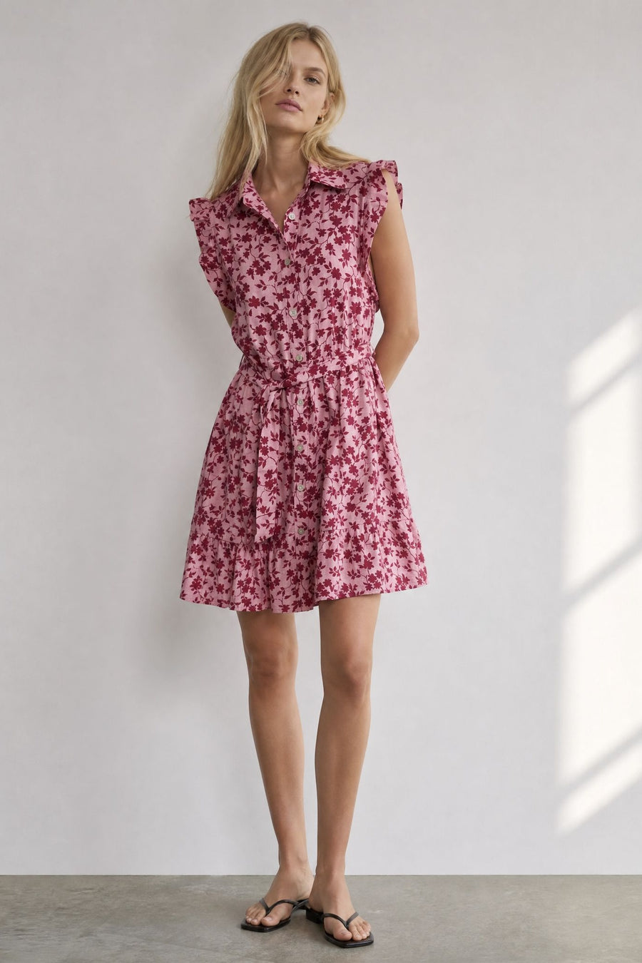 Robe courte fleurie ceinturée
