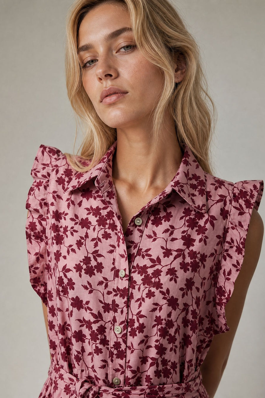 Robe courte fleurie ceinturée