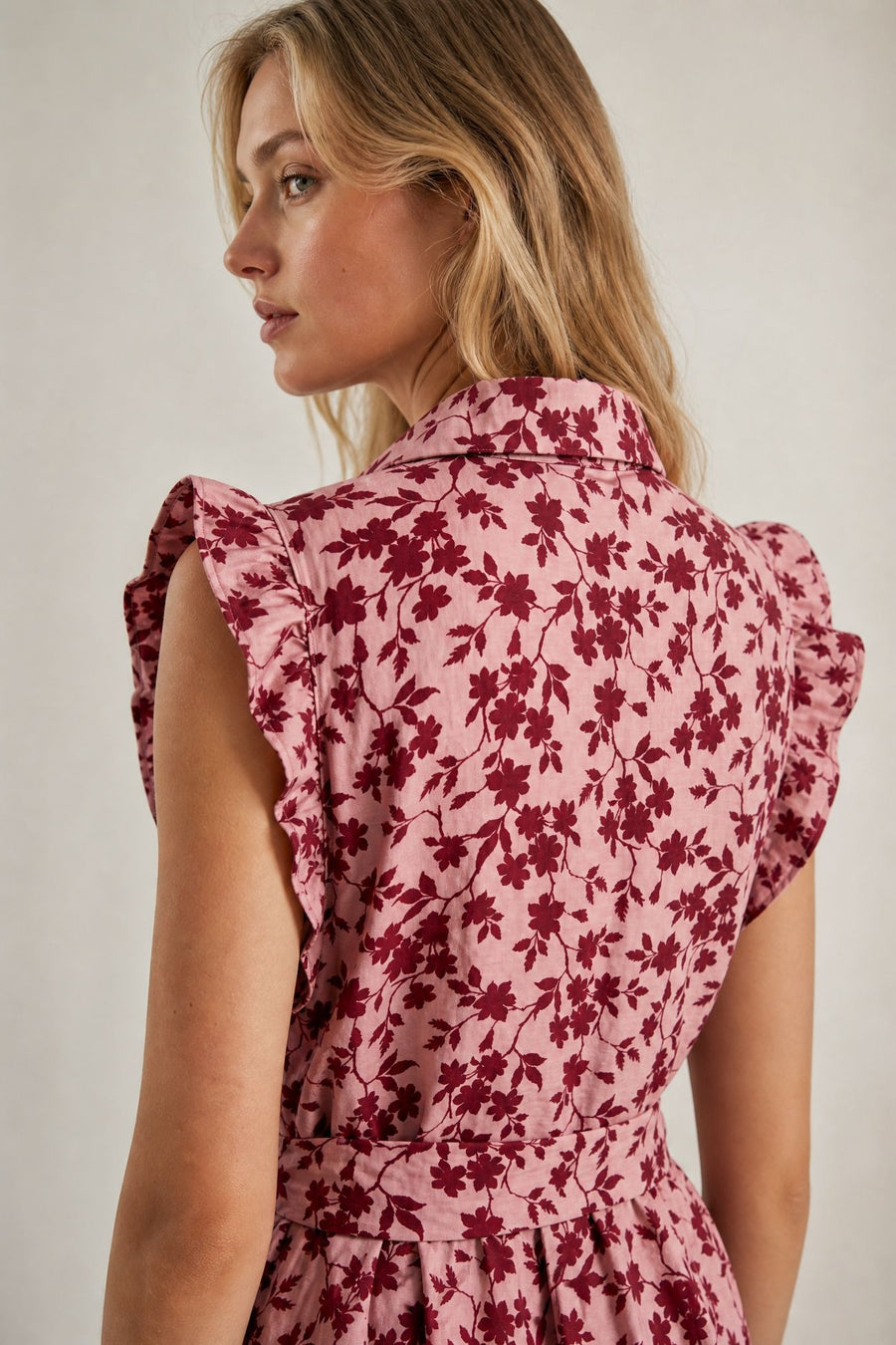 Robe courte fleurie ceinturée