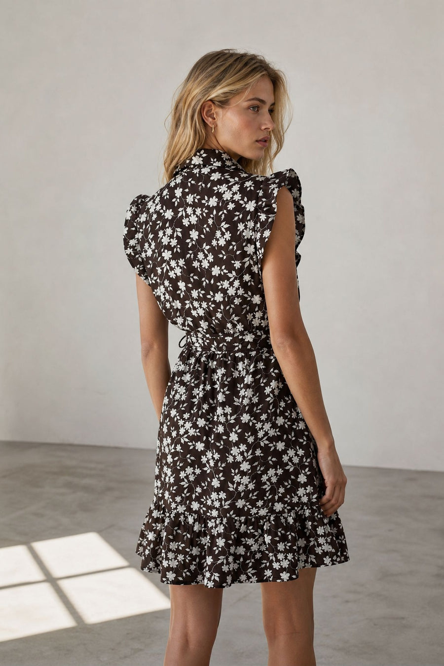 Robe courte fleurie ceinturée