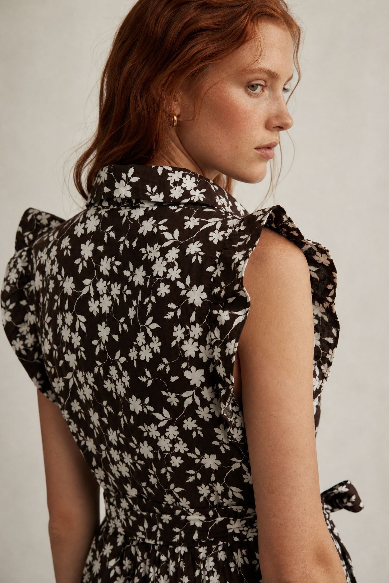 Robe courte fleurie ceinturée