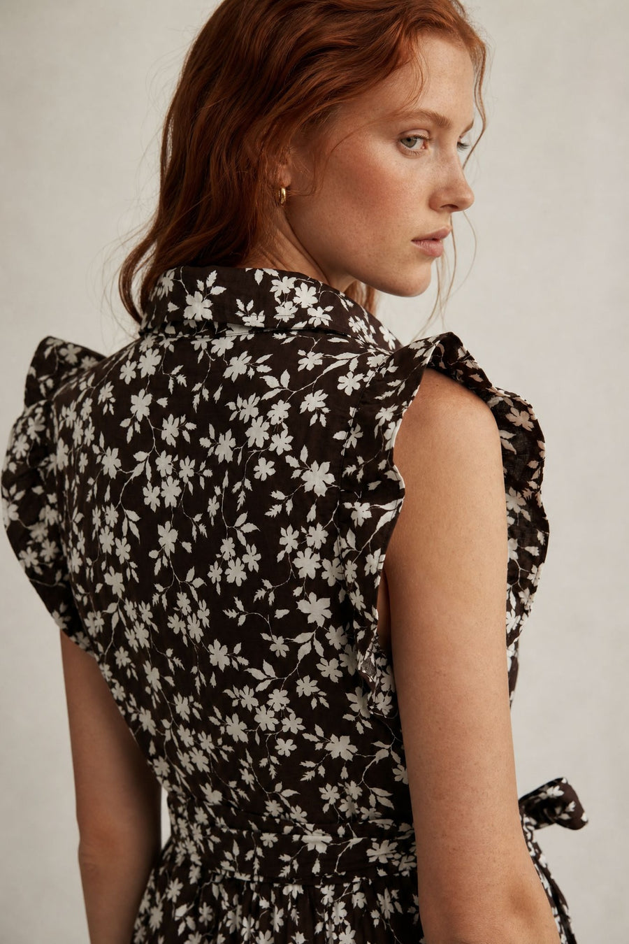 Robe courte fleurie ceinturée