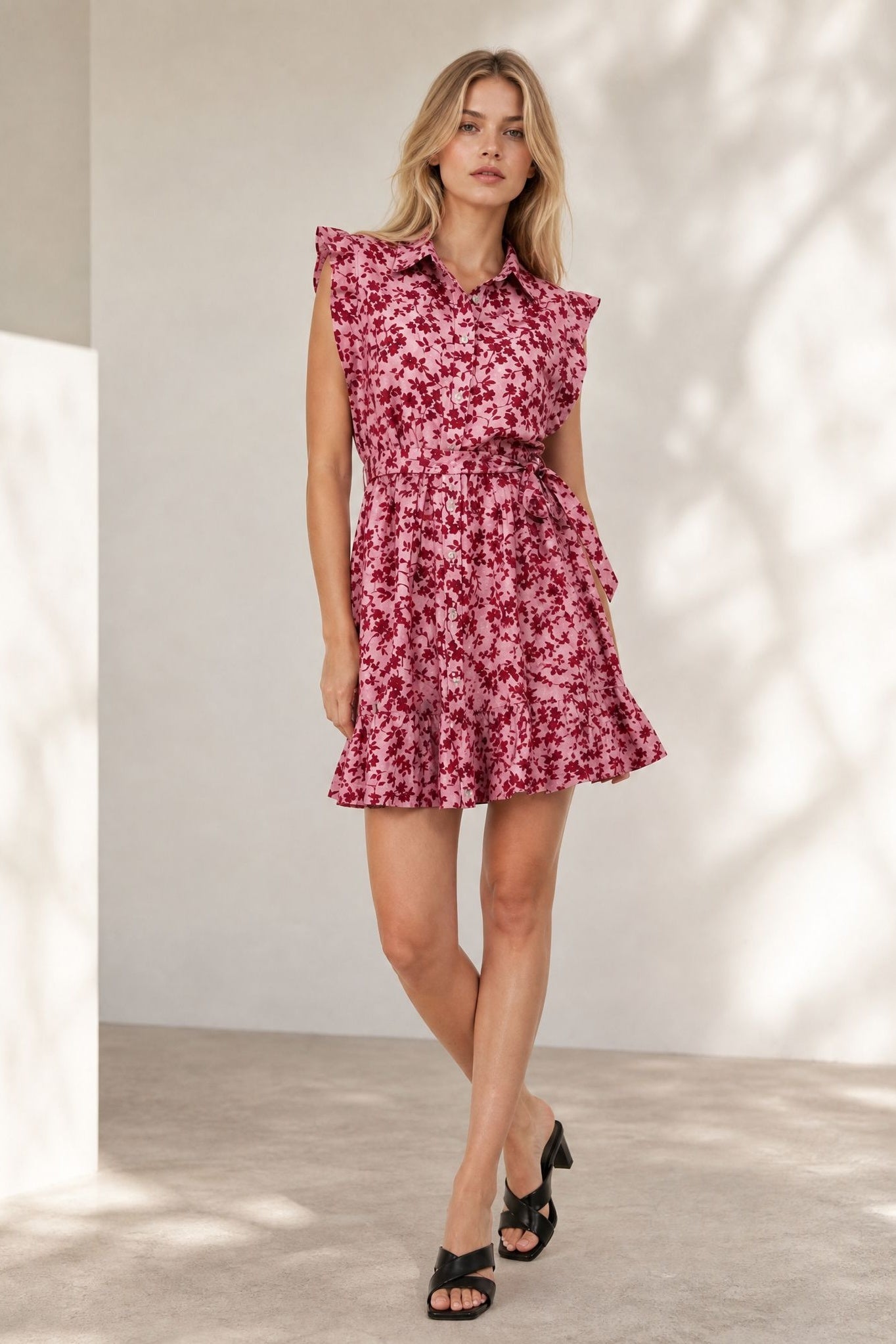 Robe courte fleurie ceinturée