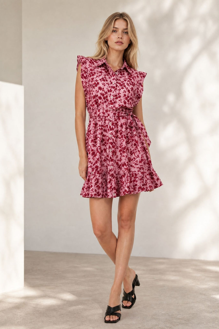 Robe courte fleurie ceinturée