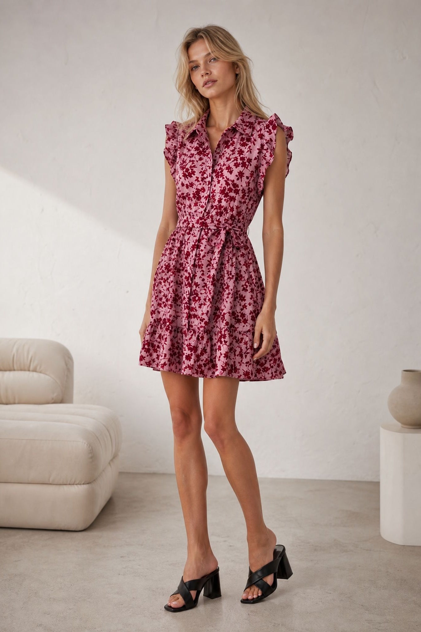 Robe courte fleurie ceinturée