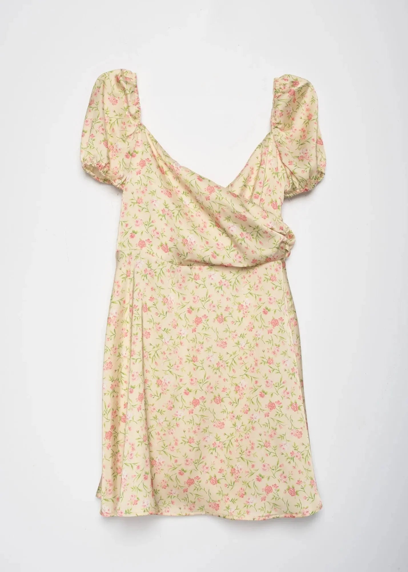 Robe courte d’été à imprimé floral romantique, mini dress jaune pastel avec manches bouffantes