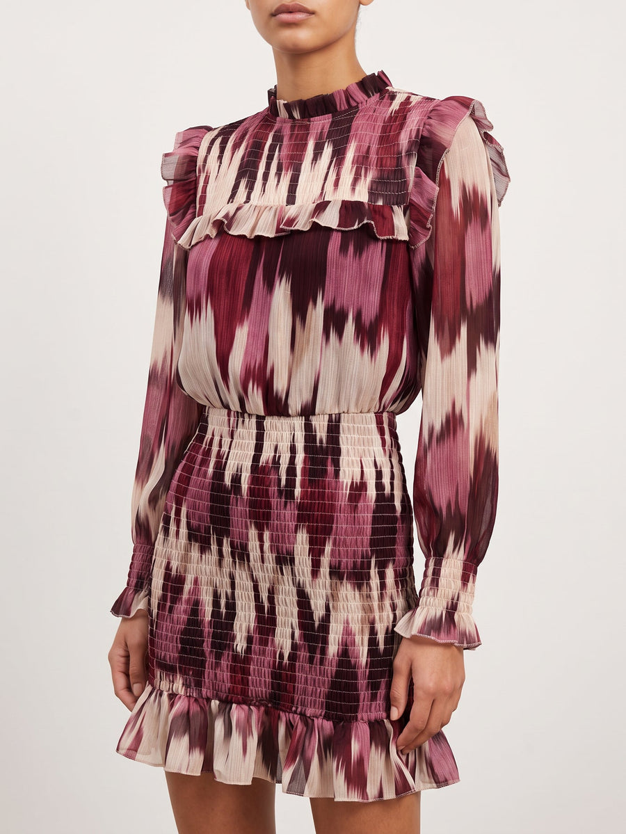 robe ikat bordeaux gros plan sur le buste