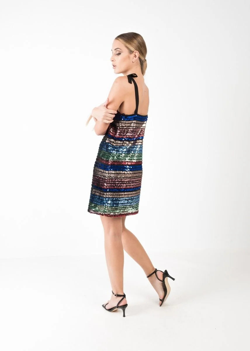 Vue arrière d'un modèle en robe courte à paillettes multicolores, élégante et chic pour soirées festives, mettant en avant les bretelles noires à nouer.