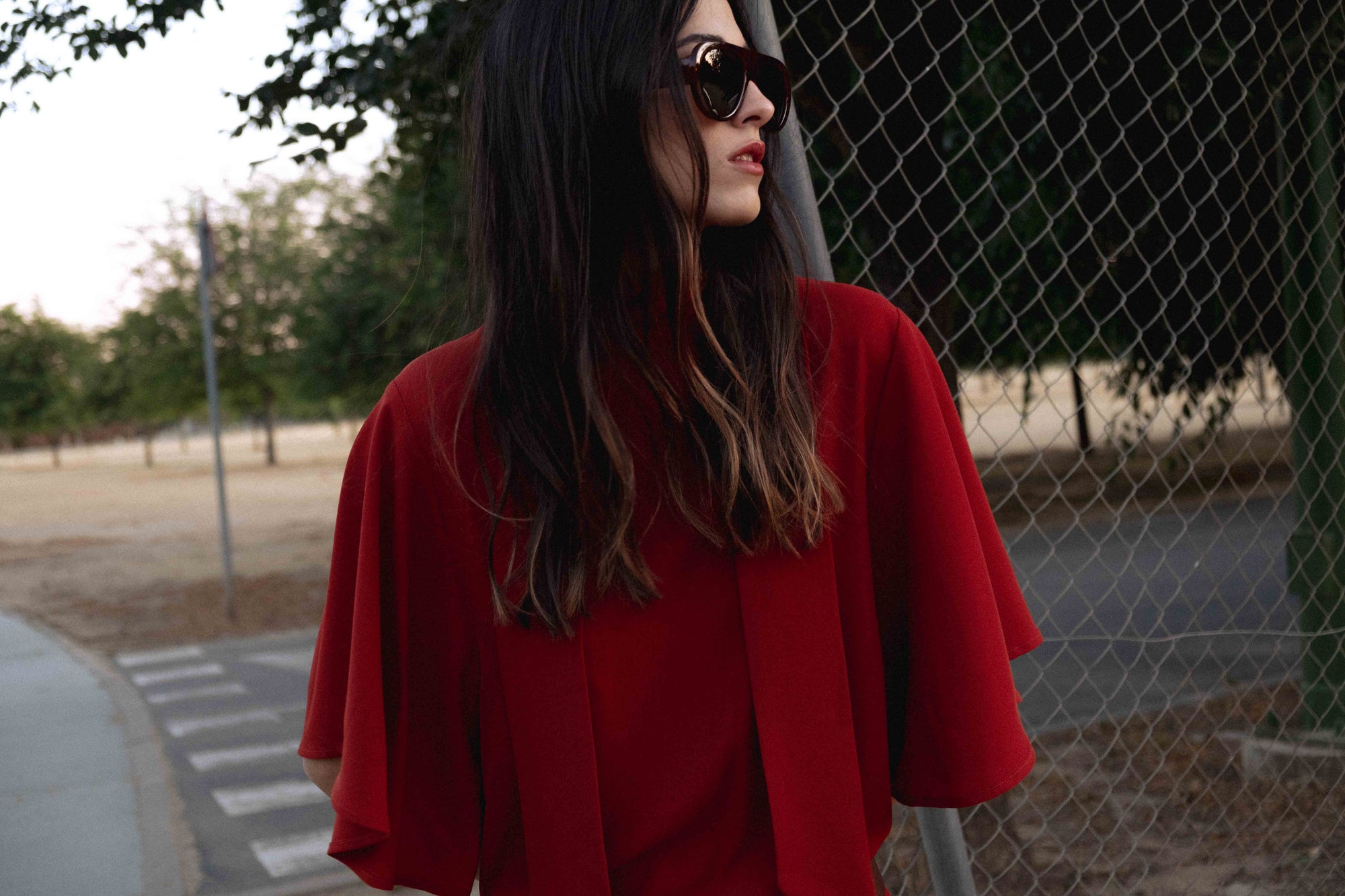 robe midi rouge manches cape gros plan