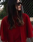 robe midi rouge manches cape gros plan