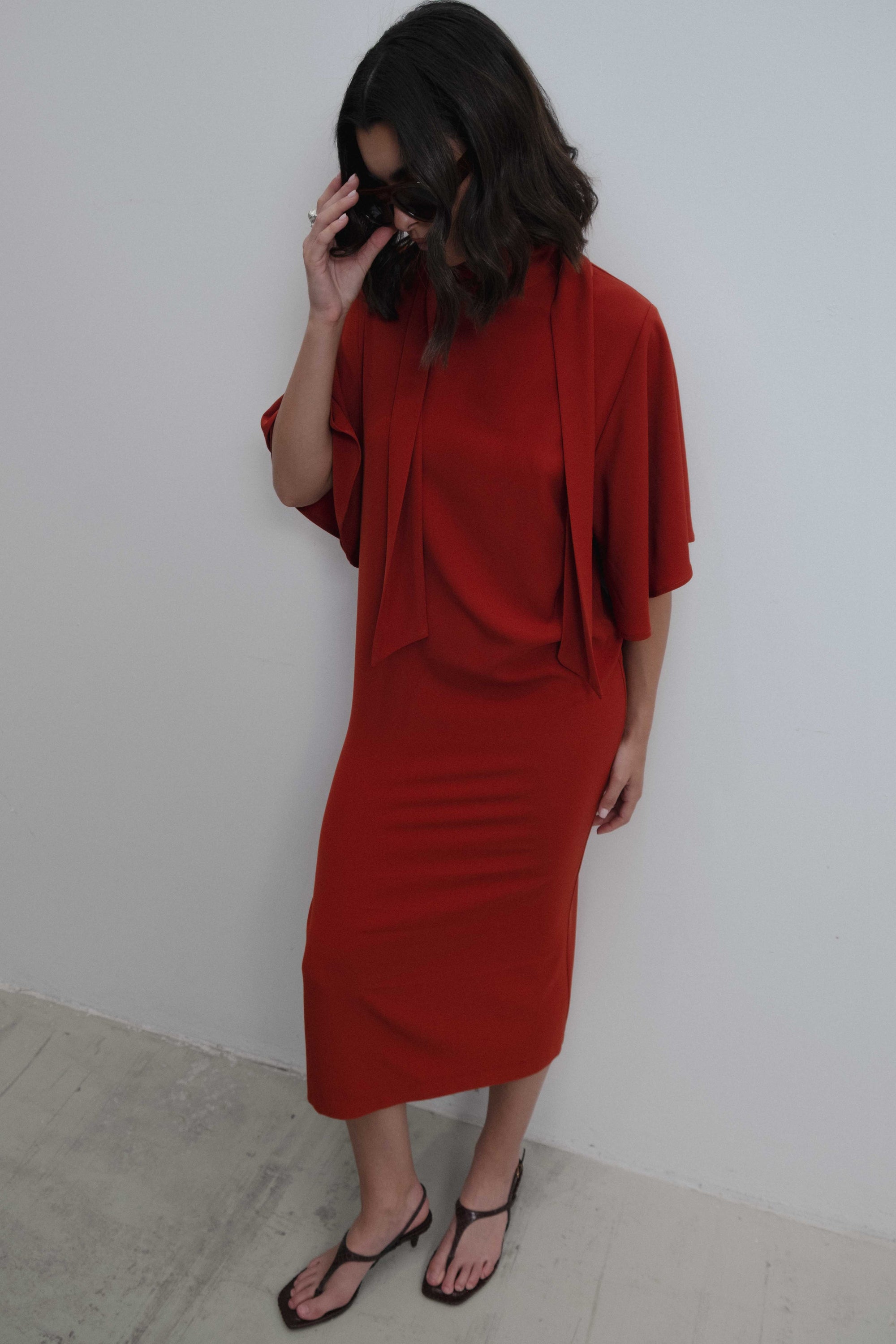 robe midi rouge vue entière studio