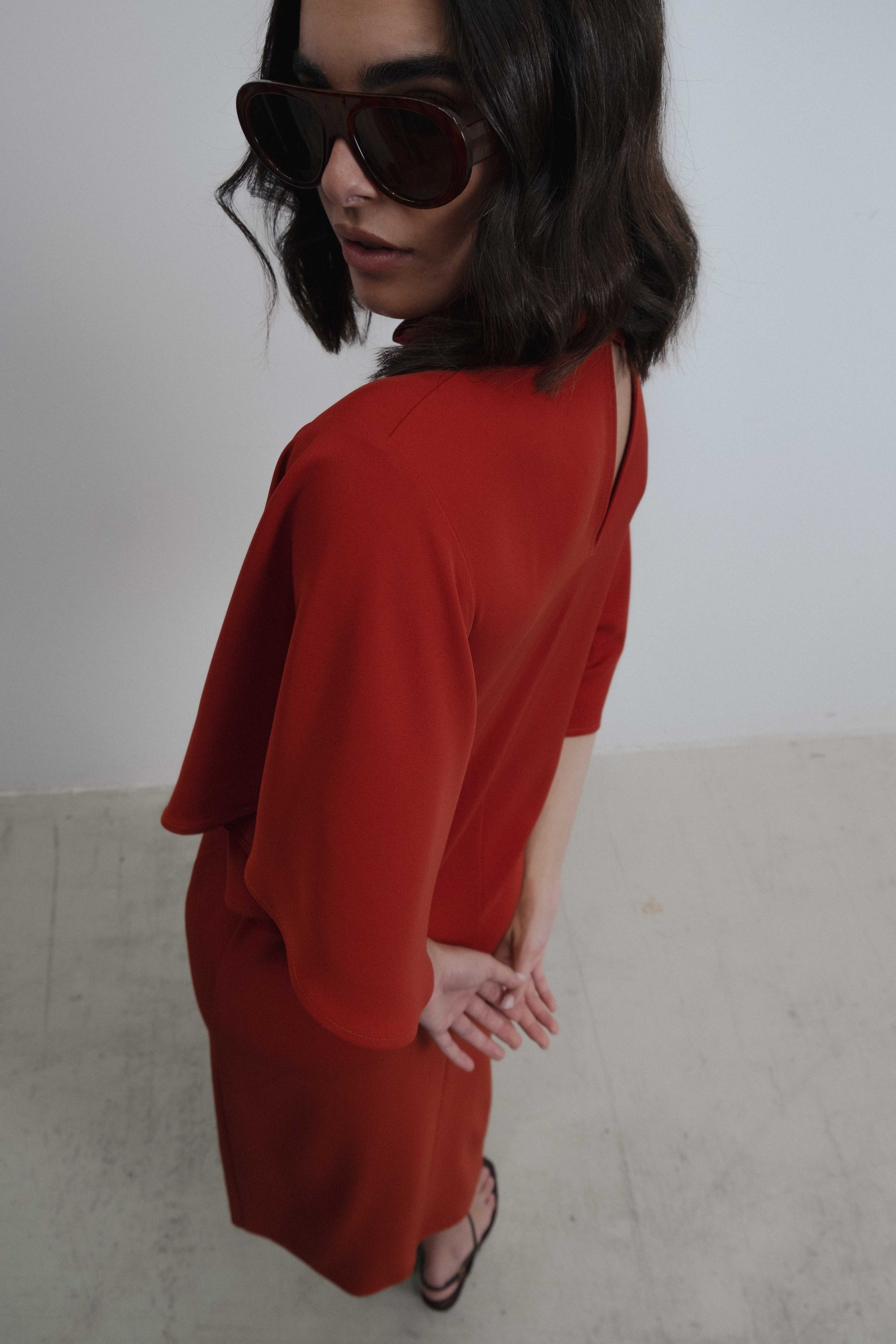 dos de la robe rouge avec ouverture goutte