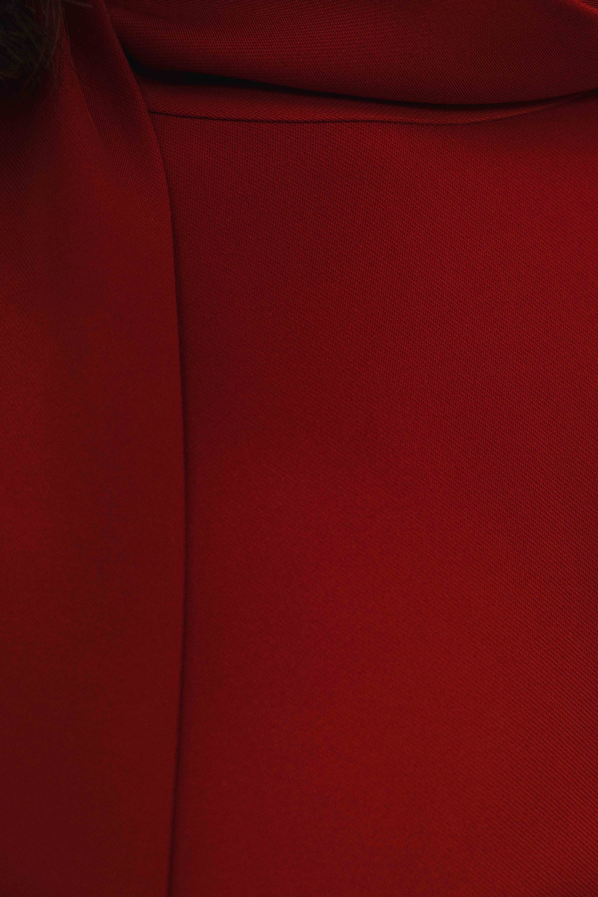 détail du tissu rouge aspect crêpe