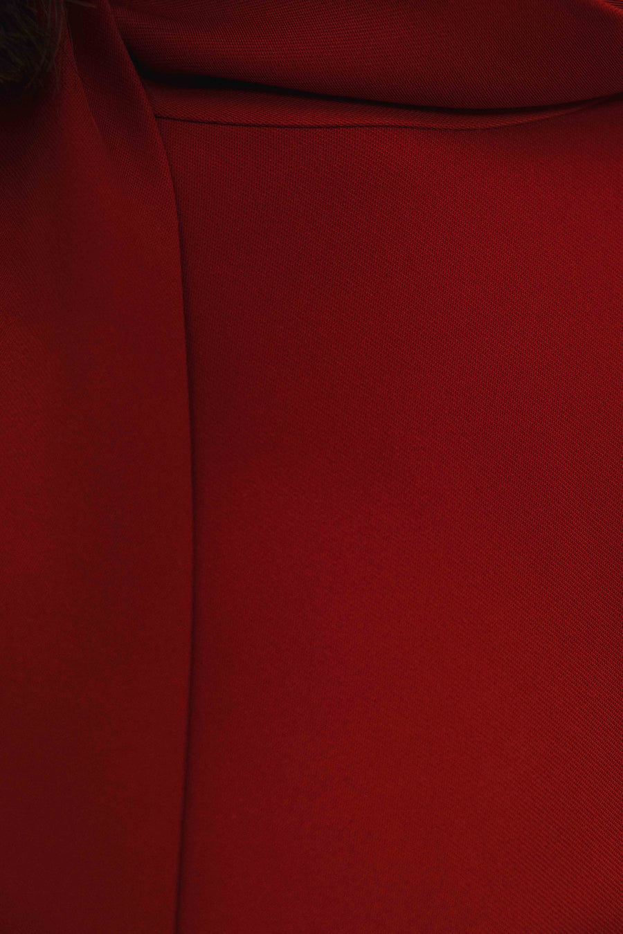détail du tissu rouge aspect crêpe