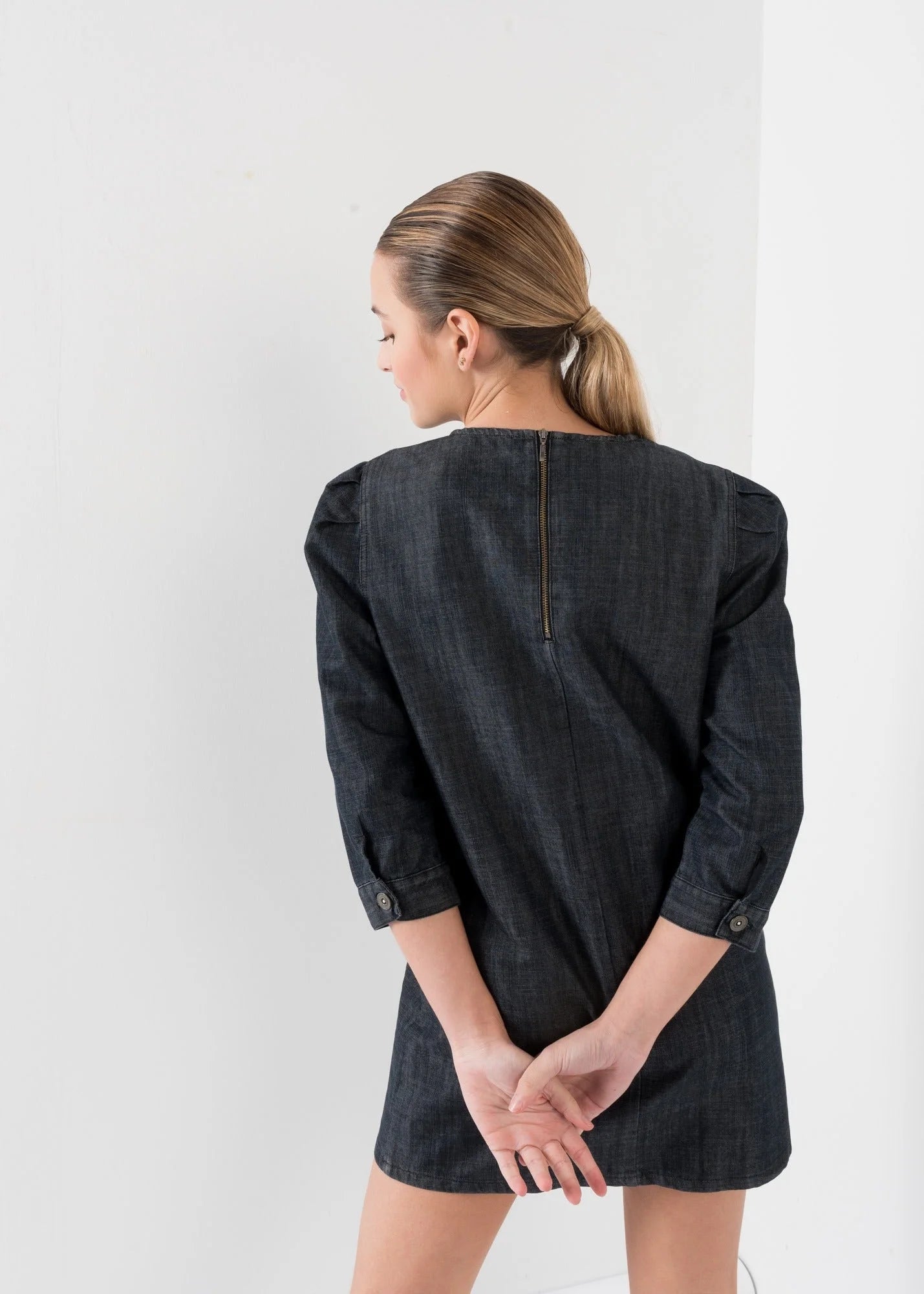 Robe en denim foncé femme avec manches 3/4, coupe droite chic et détails puffed