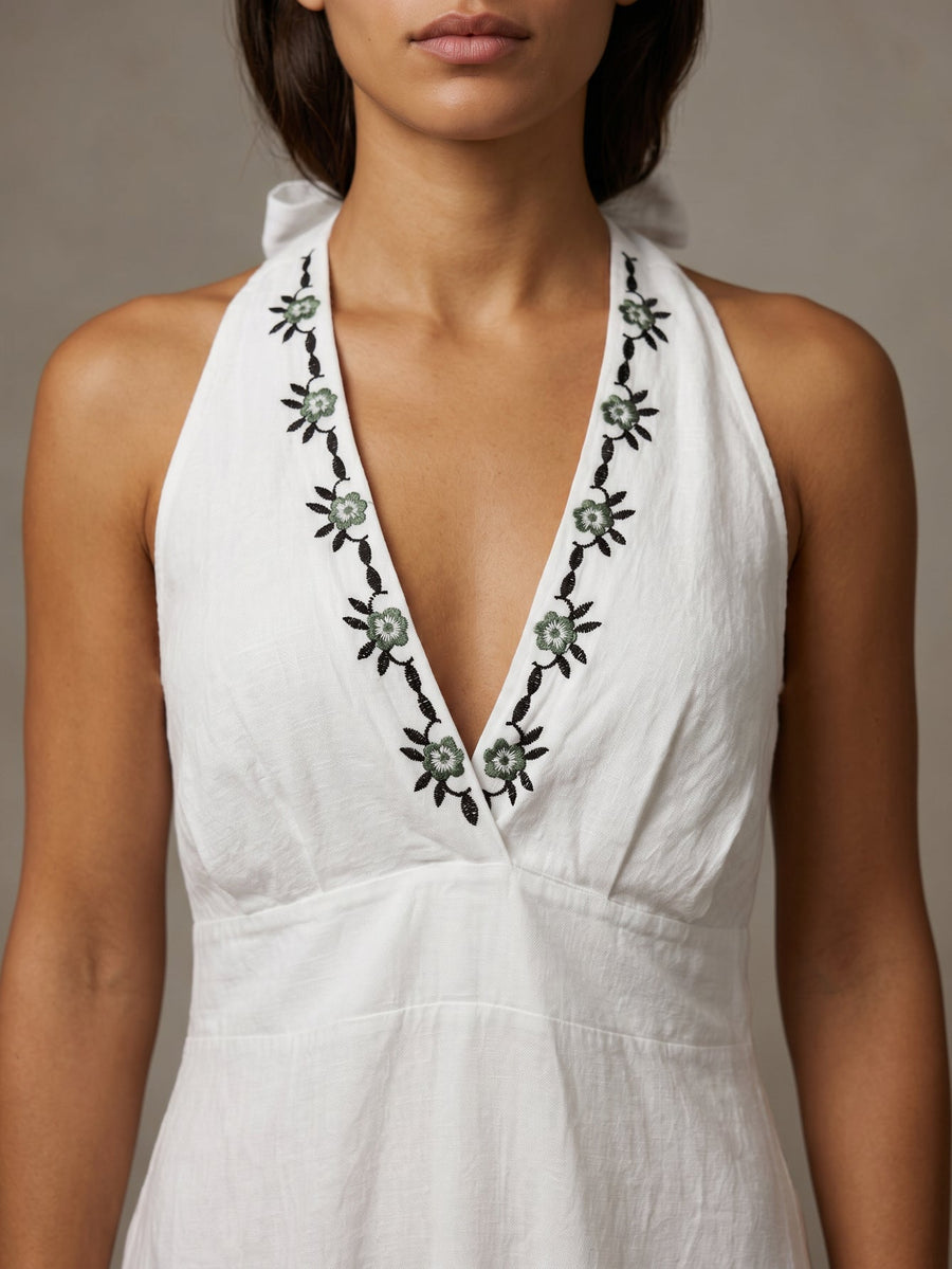 Décolleté brodé robe en lin blanche