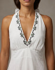 Décolleté brodé robe en lin blanche