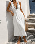 Robe blanche en lin posée sur un escalier