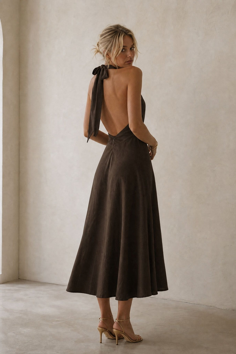 Robe chocolat dos nu vue arrière