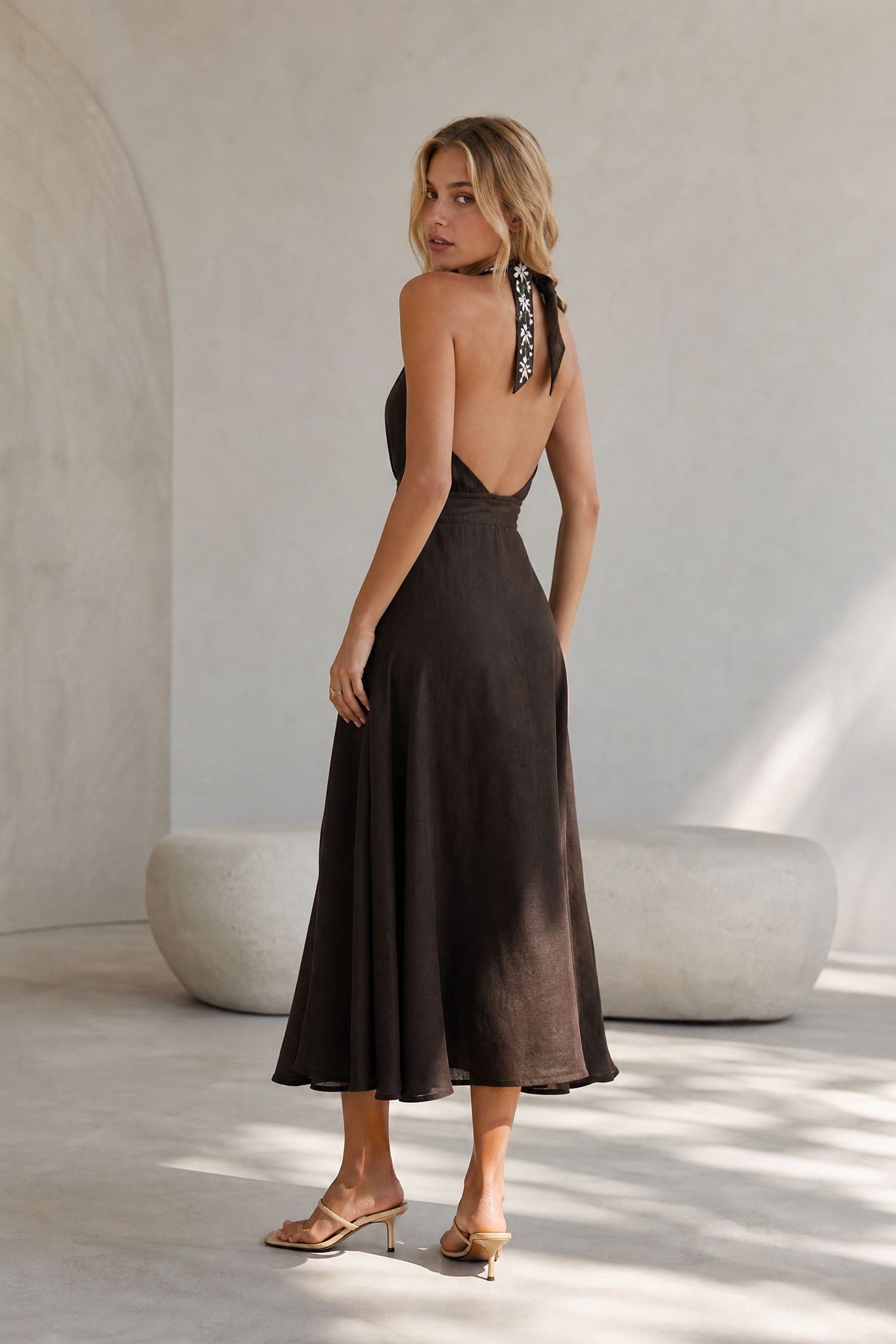 Robe chocolat lien halter brodé au dos
