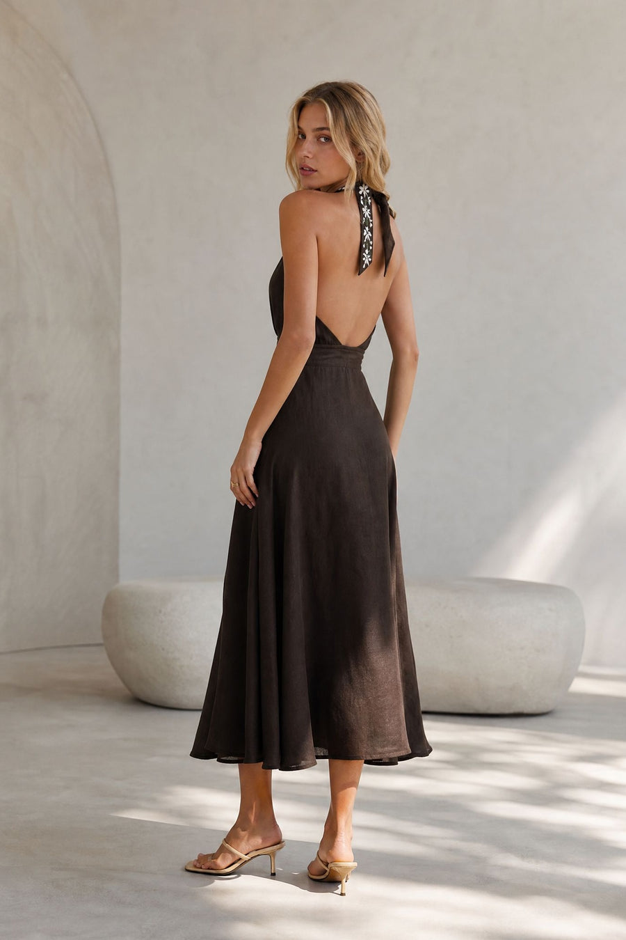 Robe chocolat lien halter brodé au dos