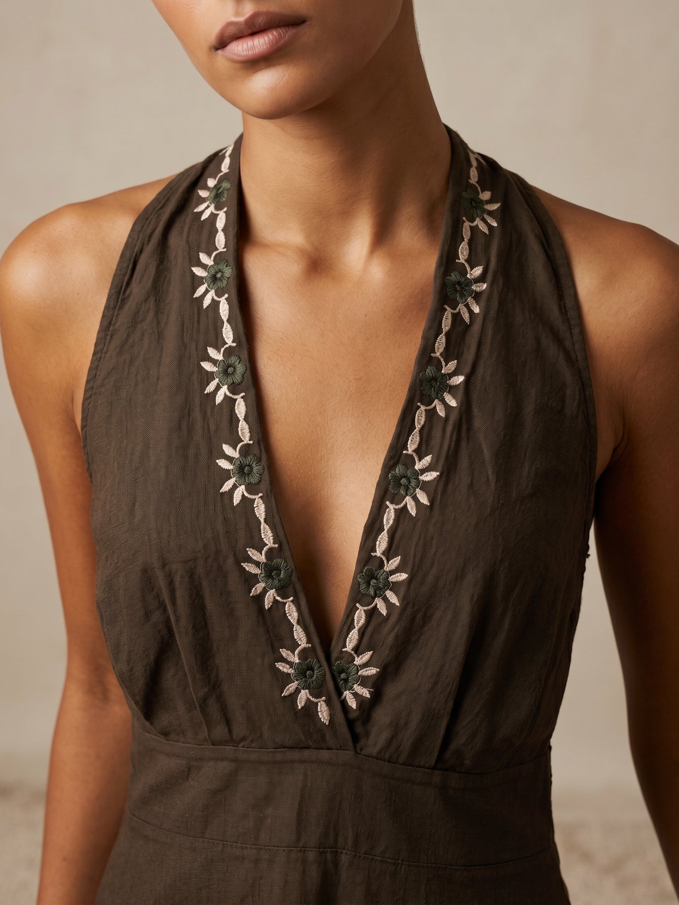 Décolleté V brodé robe en lin chocolat