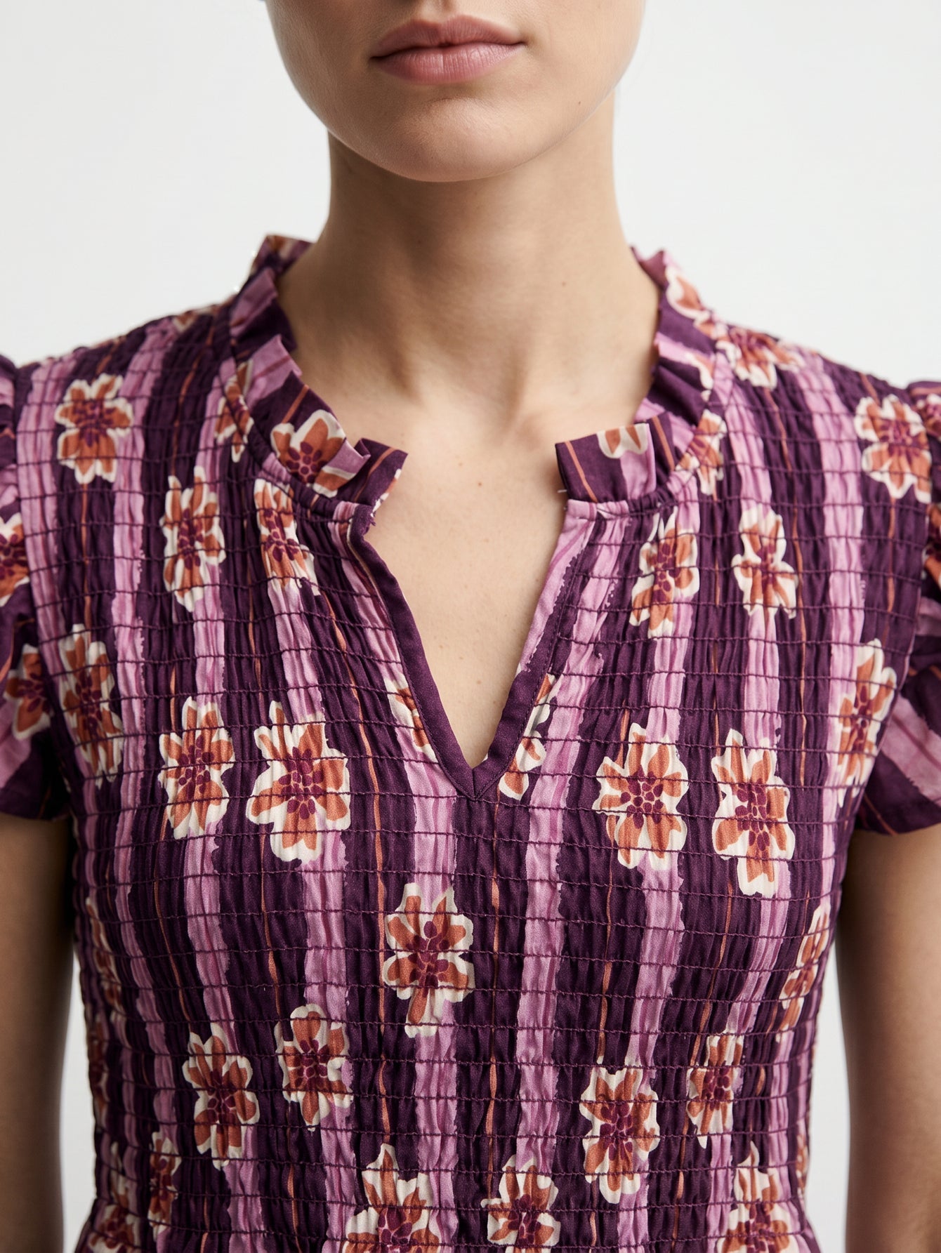 robe col V volanté violette