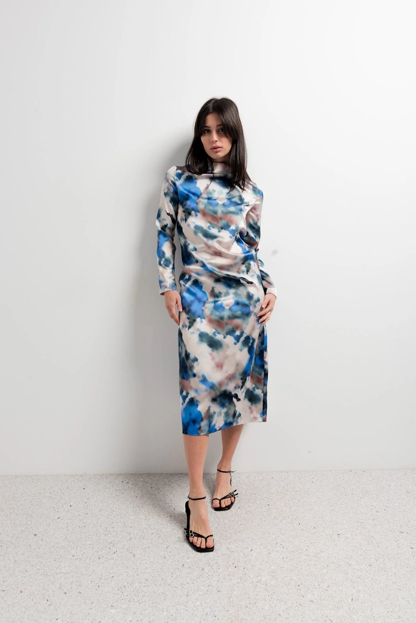 Robe fluide satinée avec motif aquarelle sophistiqué, tailles disponibles, satin imprimé