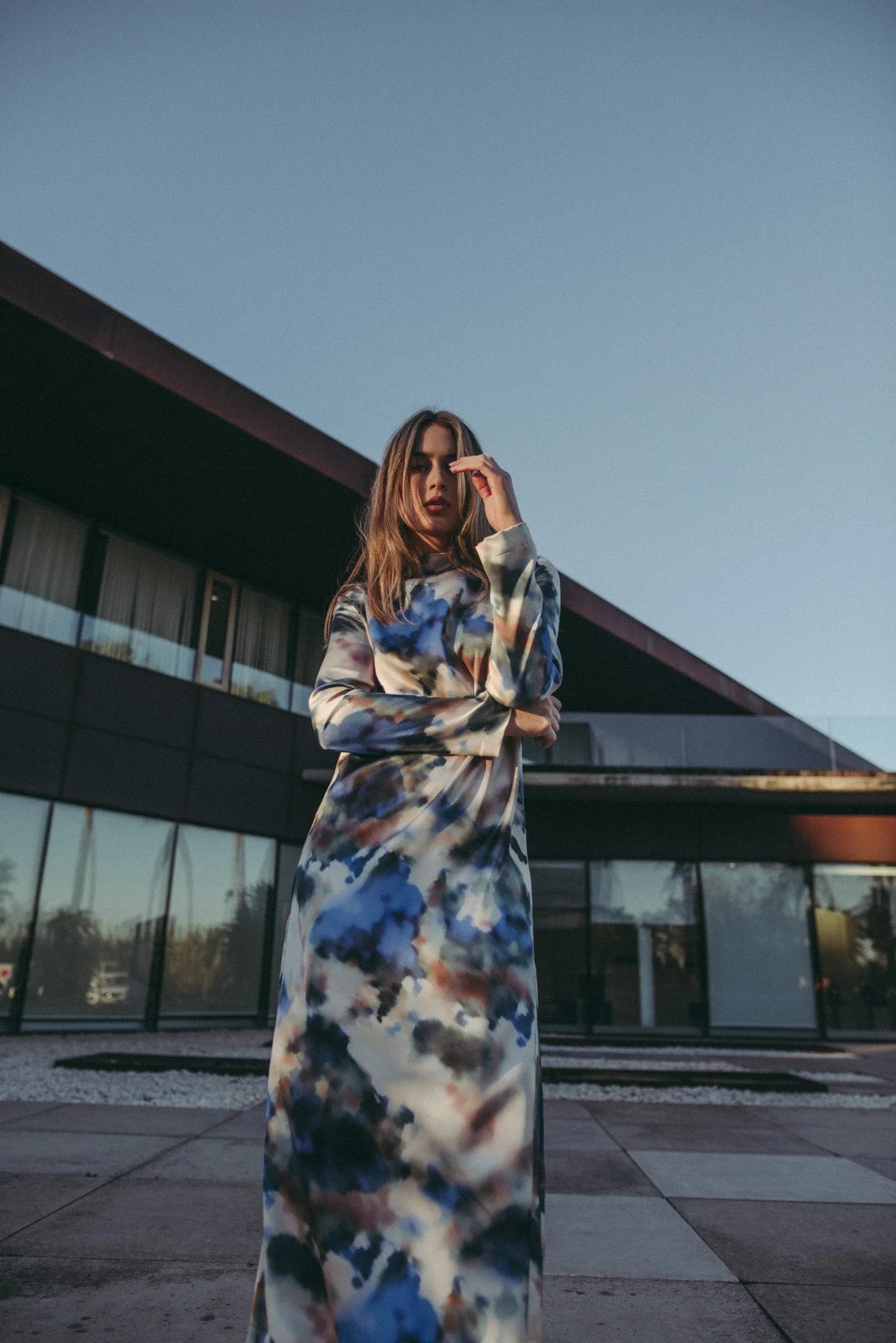 Robe fluide satinée motif aquarelle avec design abstrait en bleu, blanc et marron