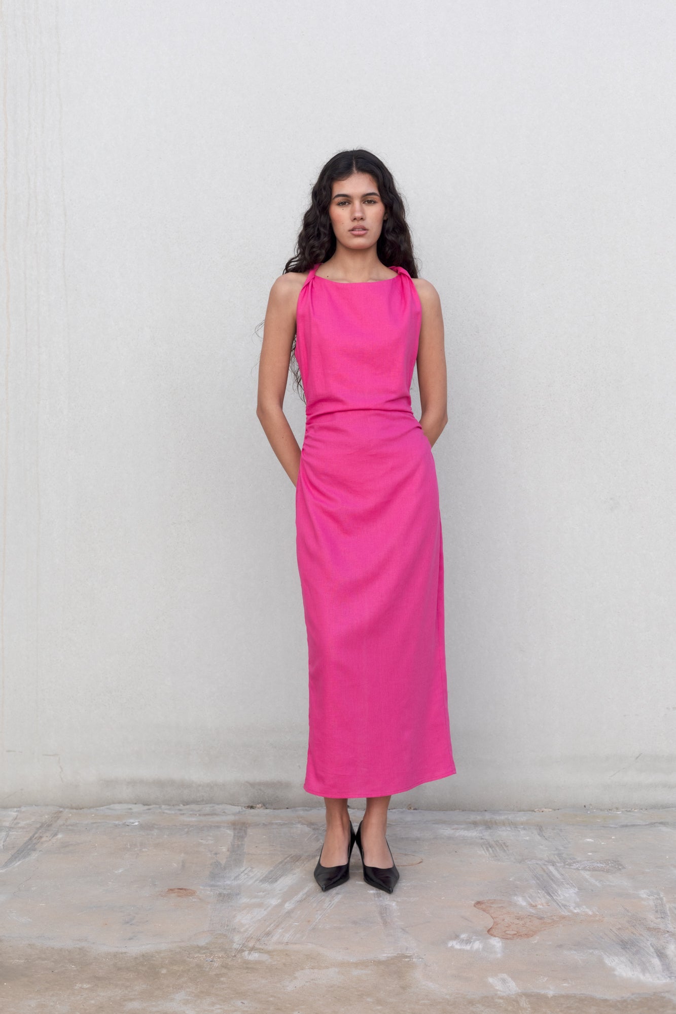 Robe fuchsia en lin élégante – coupe longue et encolure froncée Sapiato