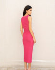 Femme vue de dos en robe fuchsia moulante midi à rayures texturées, montrant la silhouette flatteuse et le style tendance.