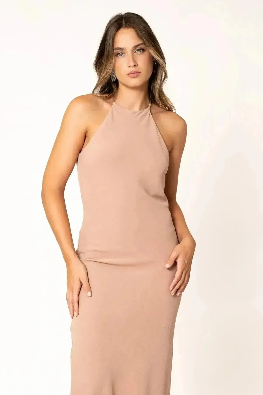 Femme en robe halter élégante beige, style intemporel, Robe Halter Élégante