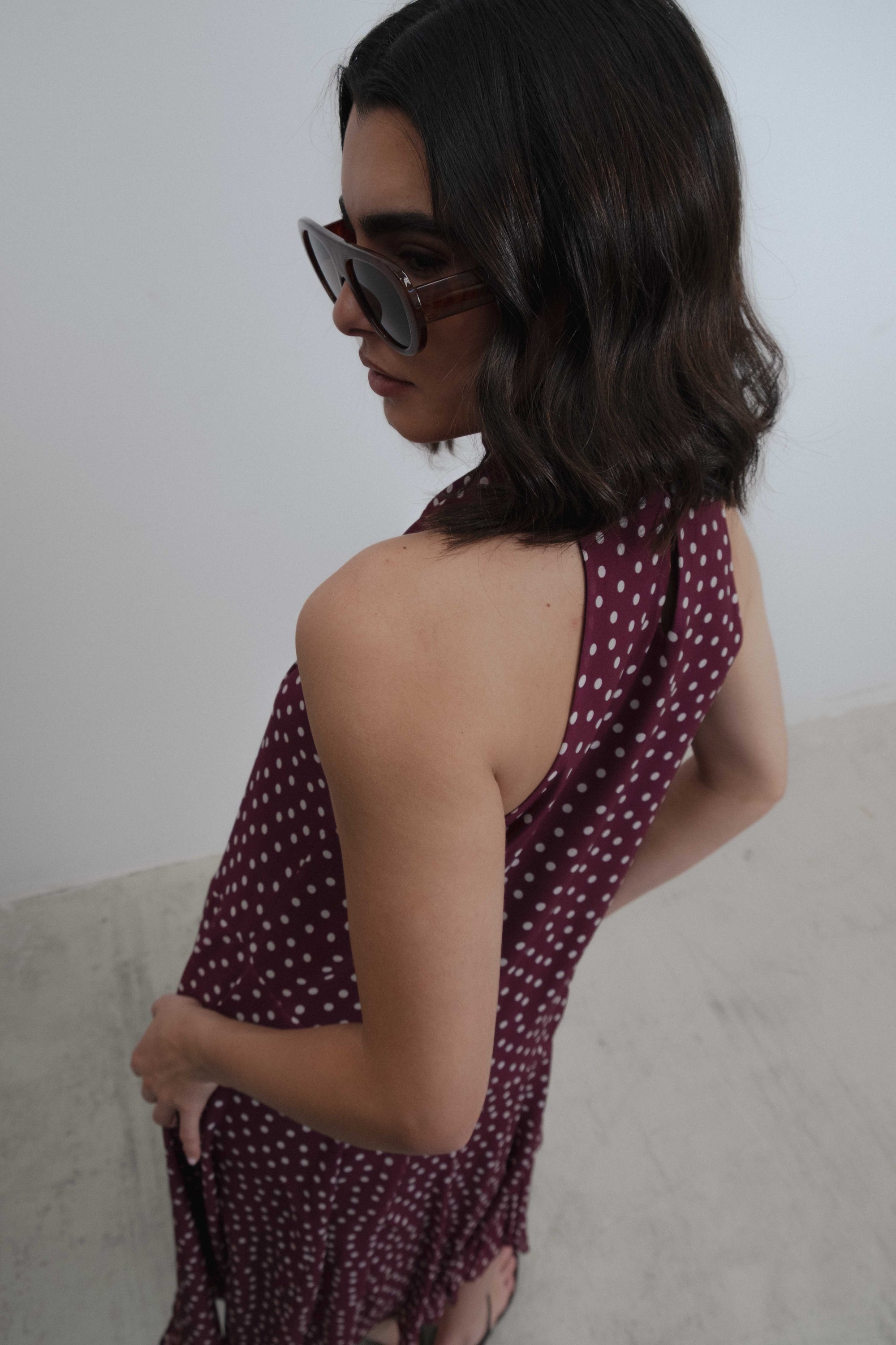 Robe halter à pois bordeaux vue de profil