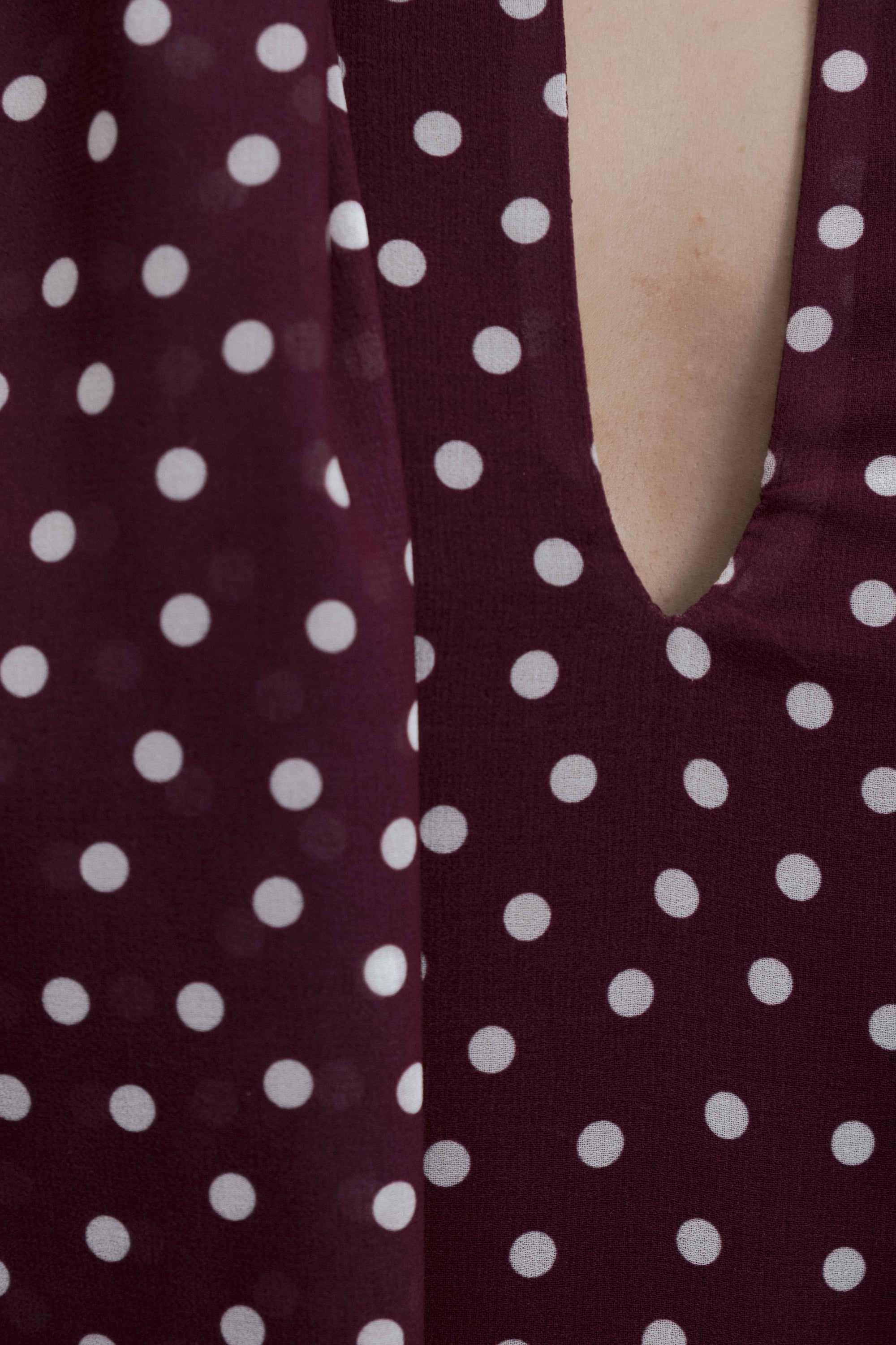 Robe halter à pois bordeaux gros plan sur l’imprimé