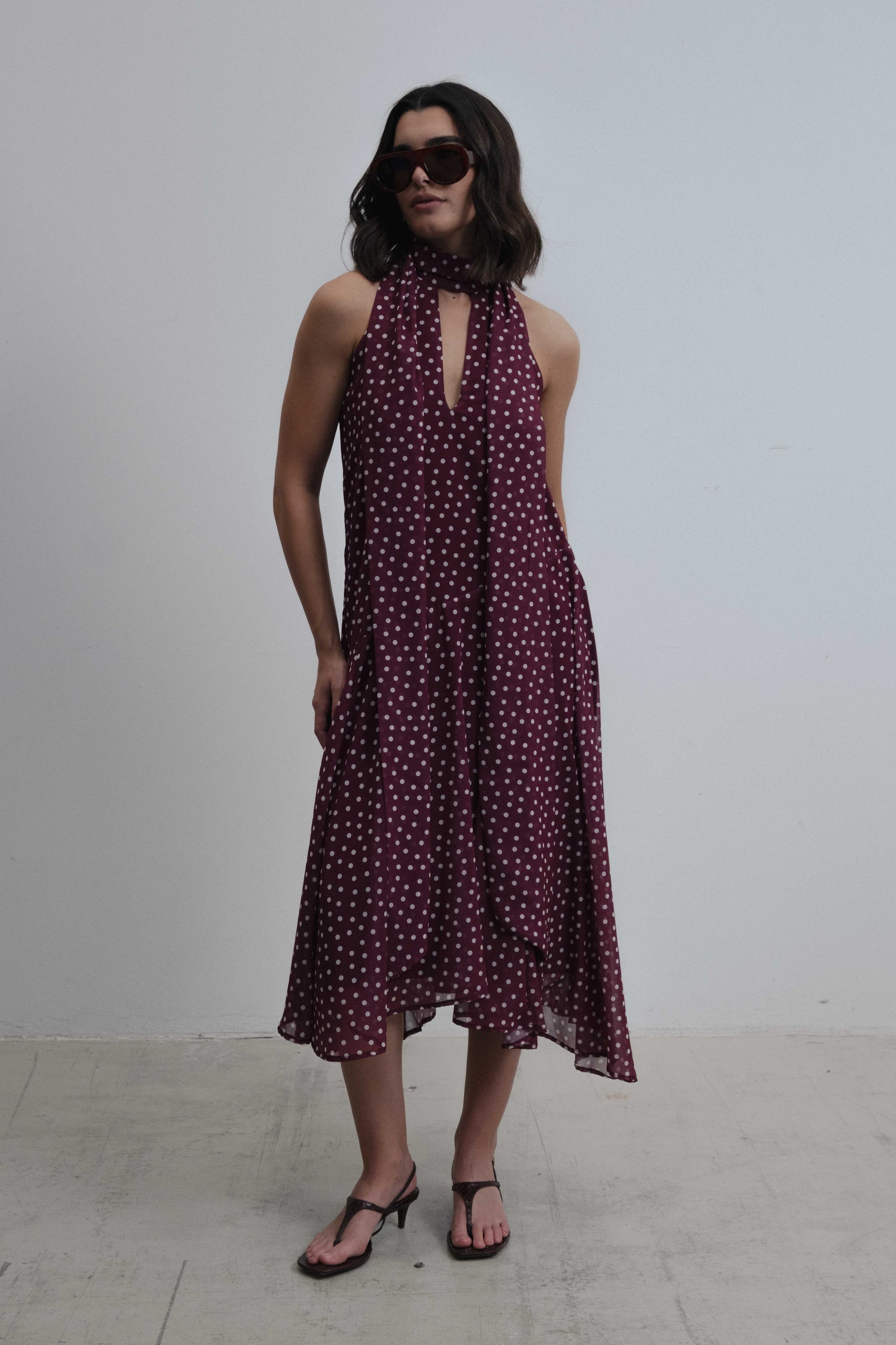 Robe halter à pois bordeaux ourlet asymétrique