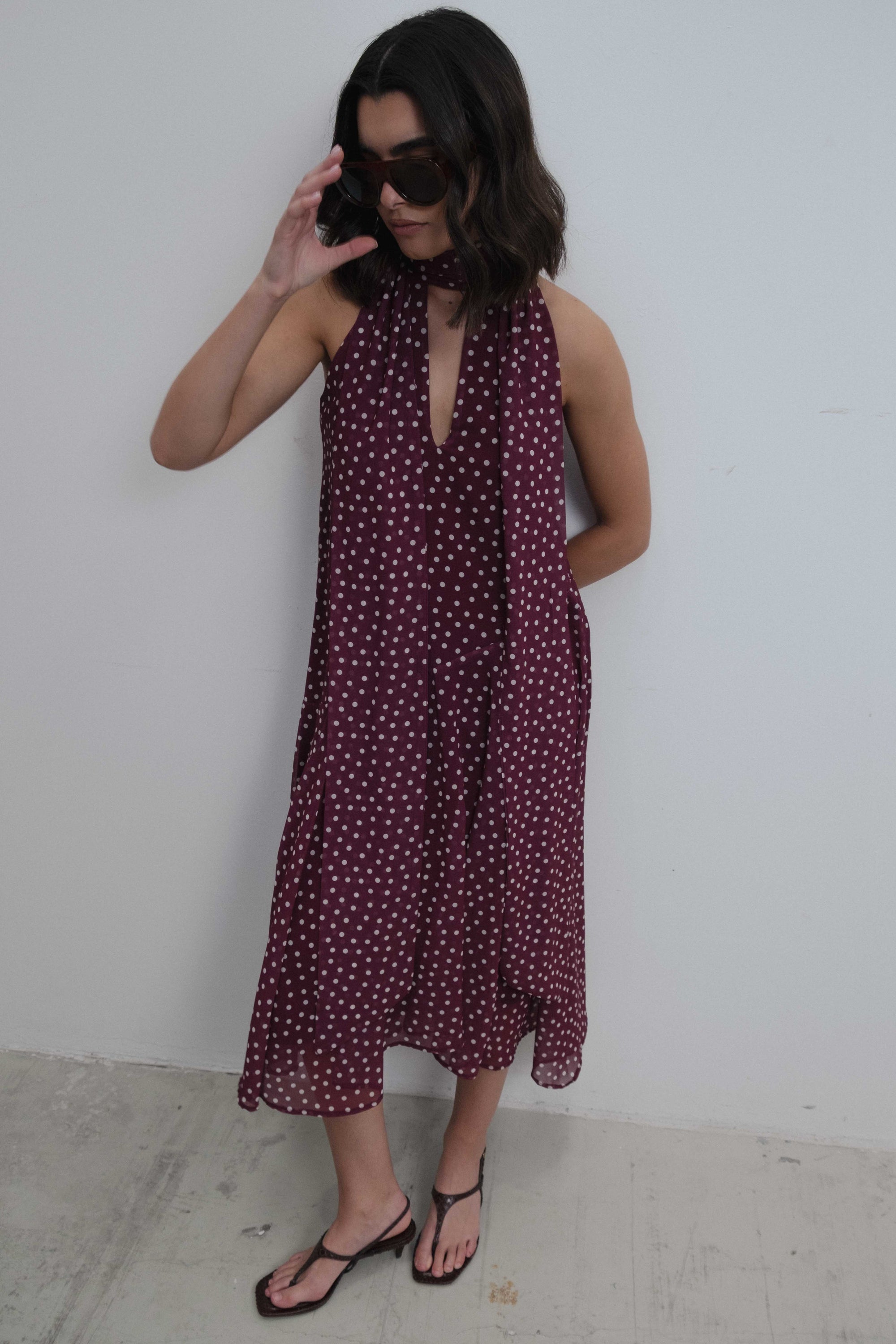 Robe halter à pois bordeaux détail dos nu